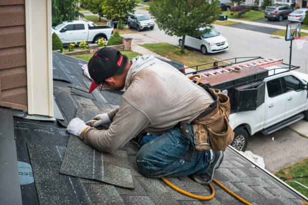 Professional Roofing technician working in Mechanicsburg, IL
